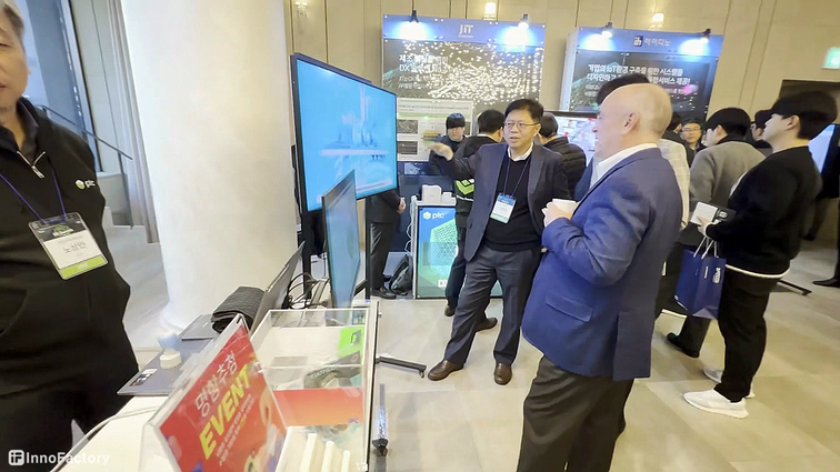 PTC CEO Jim Heppleman booth visit PTC CEO Jim Heppleman visiting InnoFactory's booth